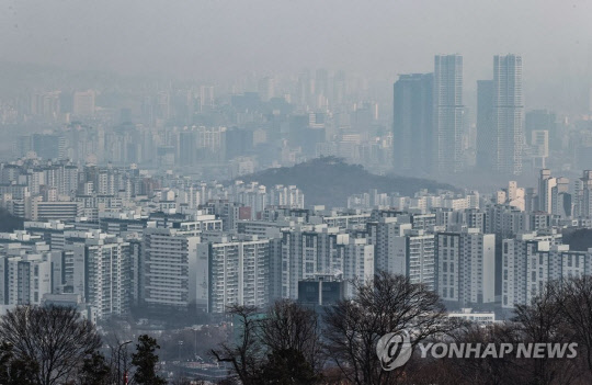 5일 서울 남산에서 바라본 시내 아파트 모습. 연합뉴스